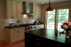 Kitchen-island-in-black-with-soapstone-top